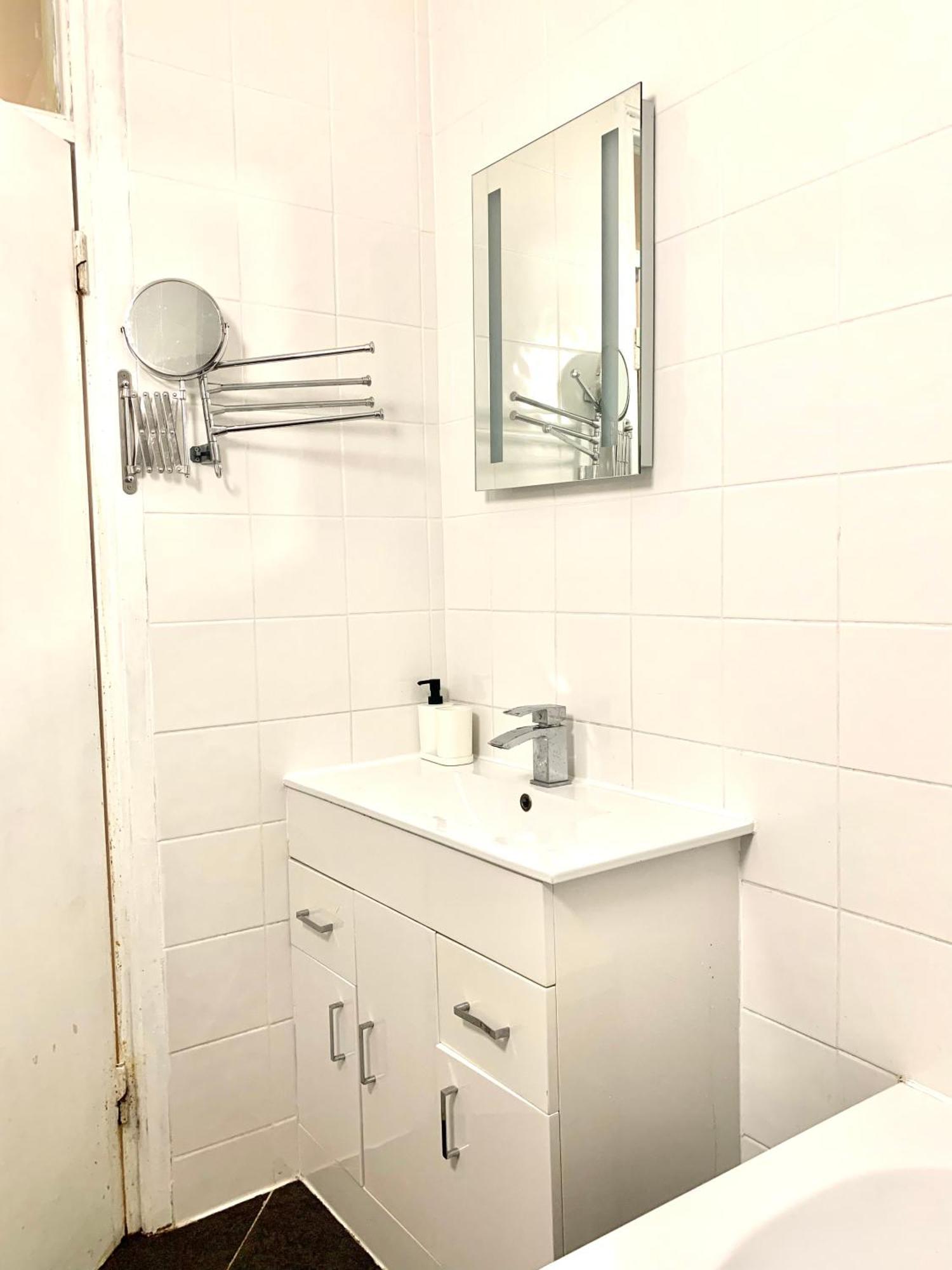 Cosy 2 Bedroom Apartment In Swiss Cottage. London Bagian luar foto