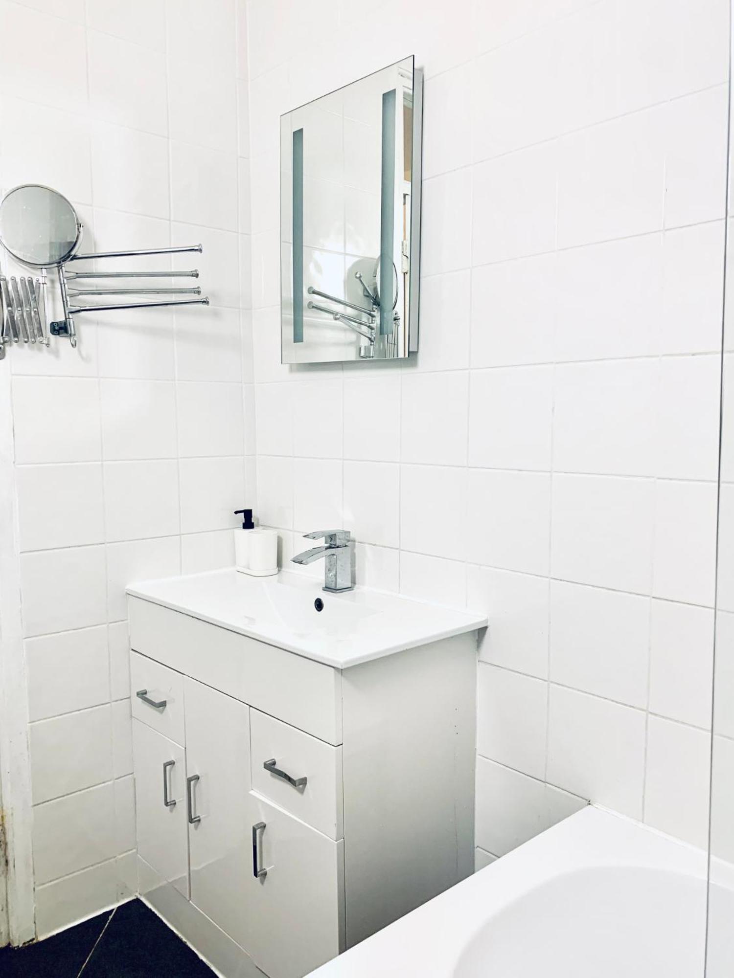 Cosy 2 Bedroom Apartment In Swiss Cottage. London Bagian luar foto