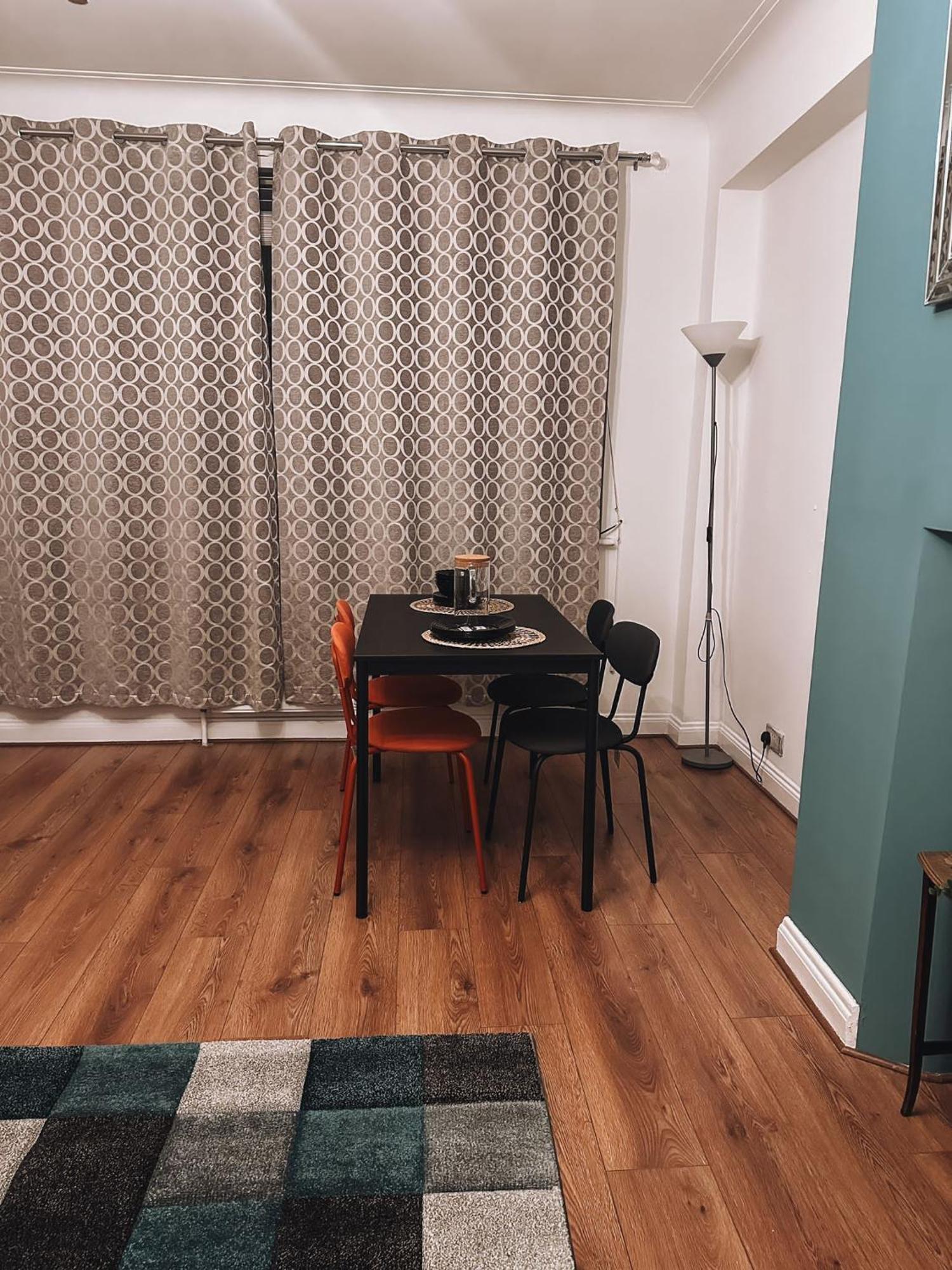 Cosy 2 Bedroom Apartment In Swiss Cottage. London Bagian luar foto