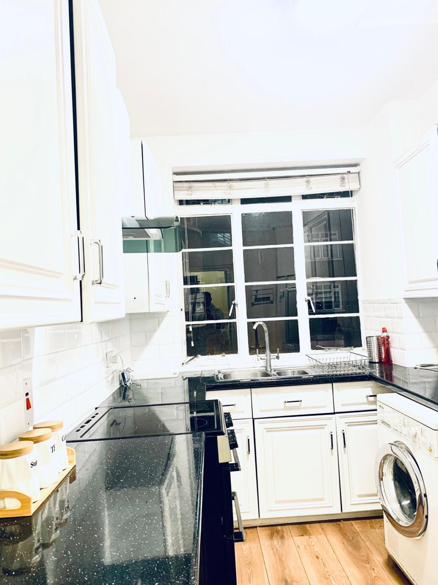 Cosy 2 Bedroom Apartment In Swiss Cottage. London Bagian luar foto