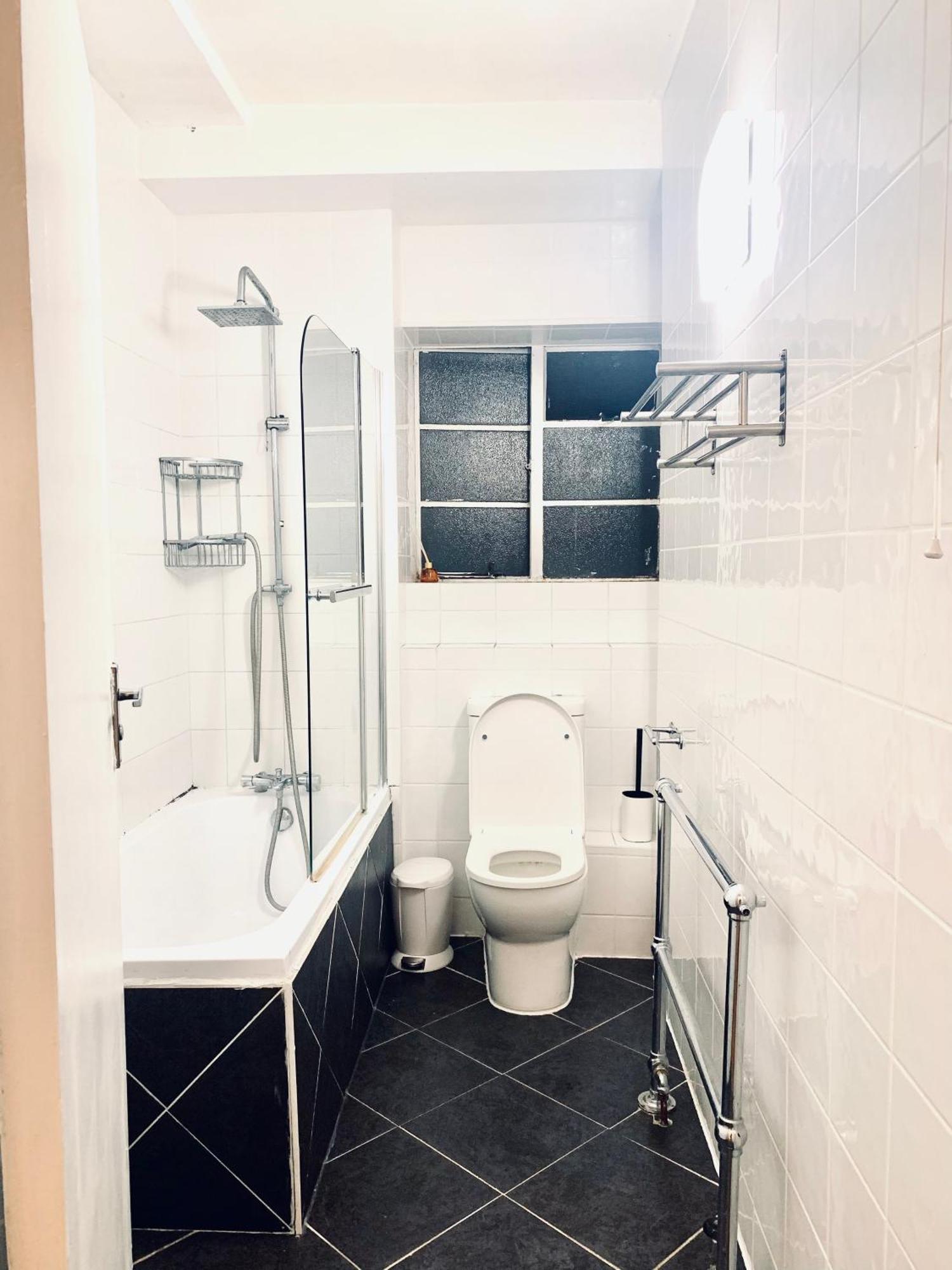 Cosy 2 Bedroom Apartment In Swiss Cottage. London Bagian luar foto